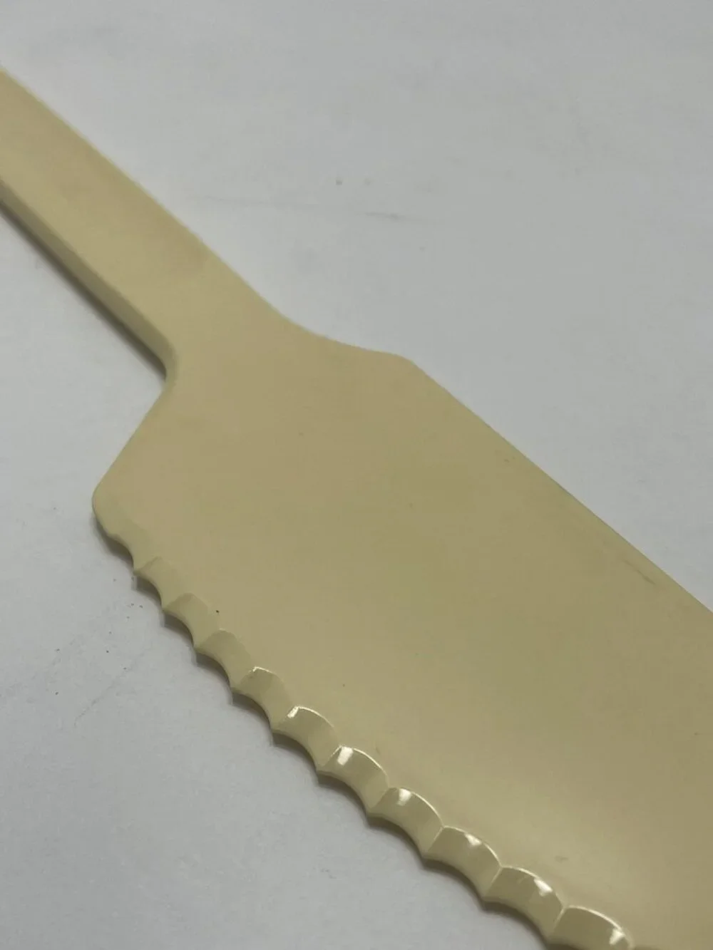 Vintage Tupperware Serrated Edge Cake Or Pie Slicer Knife #1819 Almond Colored